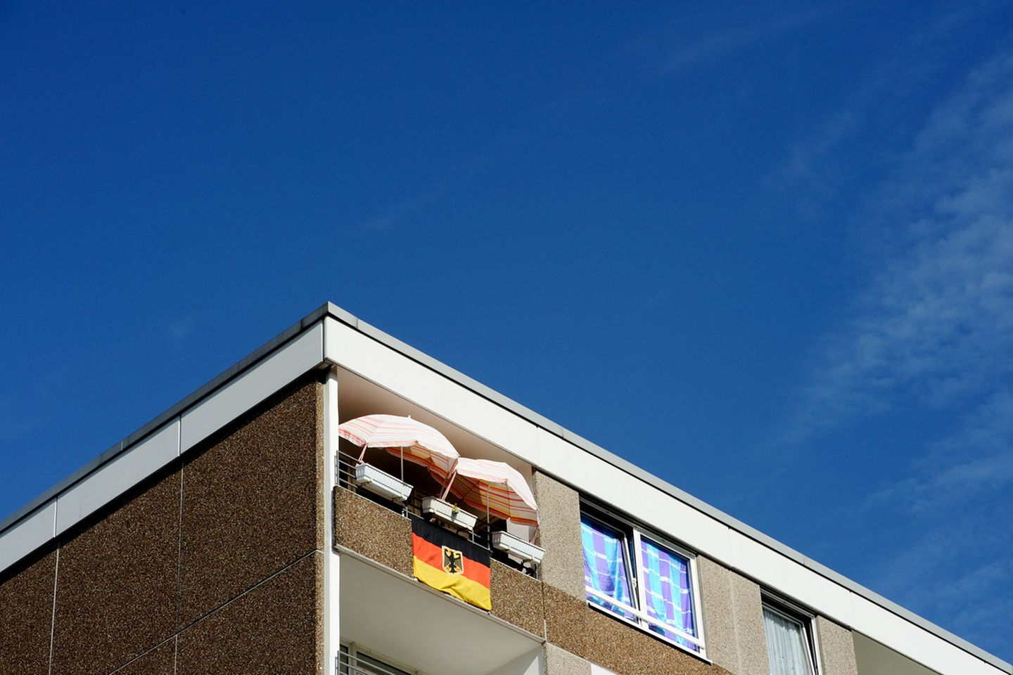 Leider wird dieses Wohnhaus durch die Beflaggung auch nicht schöner.  Mehr von der Fotografin auf Die Lichtung