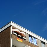 Leider wird dieses Wohnhaus durch die Beflaggung auch nicht schöner.  Mehr von der Fotografin auf Die Lichtung