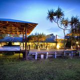 Northern Territory: Bamurru Plains   Erhabenes Residieren mitten im Busch: Drei Stunden dauert die Anreise von Darwin, dann aber sind die Gäste der Bamurru Plains nur noch von Natur umgeben. Dünne und zum Teil transparente Wände trennen die Schlafgemächer von den Geräuschen der Tierwelt. Im Schwemmland des Mary Rivers im Westen des Kakadu National Park sind vor allem Vögel, aber durch das tropische Klima auch Büffel und Krokodile zu Hause.