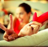 Wie heißt das?  Flash, aber auch der "rote Blitz" oder "Flipper" genannt ...  Ist das für Frauen oder Männer?  Das ist für Frauen, aber wenn Männer es in die Hand nehmen, um die Frau glücklich zu machen, dann ist es auch gleichzeitig etwas für den Mann.  Wozu brauche ich das?   Wenn man Single ist, dann ist der Flash der ideale Begleiter für einen "Quickie-To-Go". Ist man in einer Beziehung, kann der rote Blitz als Warm-up ein wahrer Held sein. Aber auch im weiteren Liebesspiel, macht der Flash eine gute Figur und schießt den weiblichen Orgasmus auf 100 Prozent.  Wie glücklich macht mich das auf einer Skala von 1 bis 10 (10 ist sehr sehr glücklich)?   Der Flash macht mich durchschnittlich glücklich (5+), denn er vibriert zwar an den richtigen Stellen, doch manchmal sind die Vibrationswellen zu intensiv und können schlecht reguliert werden. Das Silikon ist zu Beginn kalt und quietscht. Der Flipper ist natürlich nicht mit einem echten Penis, geschickten Fingern oder einer akrobatischen Zunge zu vergleichen. Dennoch tut er seinen Dienst, für Singles allemal, und zu zweit bereitet er spielerisches Vergnügen.  Was behaupte ich, wenn meine Nichte das findet?  Das ist Flipper, der kleine Delfin. Süß, oder? Den kann man in die Badewanne mitnehmen und wenn man möchte, massiert er dir auch noch den Rücken.  Würden meine Eltern das benutzen?   Ich weiß nicht einmal, ob meine Eltern überhaupt wissen, was Sex-Toys sind? Vielleicht mache ich mit ihnen mal einen Besuch in der "Boutique Bizarre" ...  Was kostet das?  39 Euro