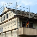 Hier lernen wir: Flagge verhält sich zur Gerüst wie Tennissocke zur Sandale. Kann man machen. Muss man aber nicht machen.  Mehr von der Fotografin auf Die Lichtung