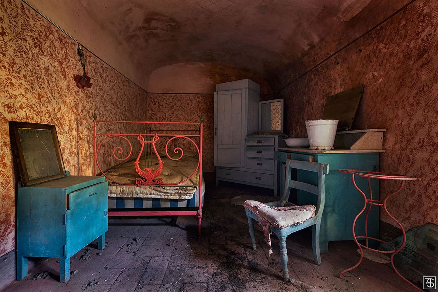 Wem mag dieses Zimmer gehört haben? Die Hinweise auf dem Bild sind spärlich, und doch geht gleich das Kopfkino an: Man sieht Menschen, die hier einmal geschlafen und gelebt haben. Es entsteht eine Welt, die es so nicht mehr gibt.   Der Bildband „Tales of Yesteryear“ von Sven Fennema umfasst 176 Seiten, kostet 49,90 Euro und ist auf der Homepage des Fotografen erhältlich.