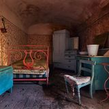 Wem mag dieses Zimmer gehört haben? Die Hinweise auf dem Bild sind spärlich, und doch geht gleich das Kopfkino an: Man sieht Menschen, die hier einmal geschlafen und gelebt haben. Es entsteht eine Welt, die es so nicht mehr gibt.   Der Bildband „Tales of Yesteryear“ von Sven Fennema umfasst 176 Seiten, kostet 49,90 Euro und ist auf der Homepage des Fotografen erhältlich.