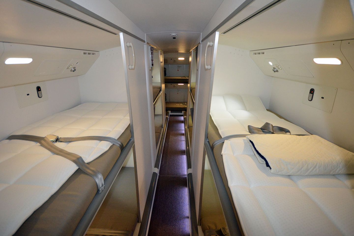 Blick in die Schlafgemächer der Crew, die ein normaler Passagier nie zu sehen bekommt. Auf den Langstreckenflügen dürfen die 18 Crew-Mitglieder hier eine Pause einlegen. Acht Betten befinden sich im Heck oberhalb des Passagierbereichs.