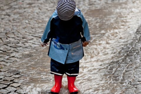 Wetterfeste Markenkleidung enthält Greenpeace zufolge Schadstoffe. Auch Kinderkleidung ist belastet.