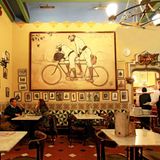 Els Quatre Gats, Barcelona  Quatre Gats lässt sich mit "Die vier Katzen" übersetzen, eine Anspielung auf das Künstlercafé "Le Chat Noir" in Paris, in dem der Gründer Pere Romeu zuvor gearbeitet hatte. Zu Beginn des 20. Jahrhunderts war das Café und Kabarett bekannt für seine Gäste, unter anderem Picasso, der hier seine erste Einzelausstellung realisierte. Gegründet wurde es 1897 im Erdgeschoss der Casa Martí, einem bekannten Jugendstilgebäude im Zentrum Barcelonas.   Das Café organisierte zur damaligen Zeit Ausstellungen und andere Kunstveranstaltungen und war Ort der Begegnung vieler Vertreter des katalanischen Modernismus. 1903 wurde das Lokal geschlossen, da Pere Romeu zu oft Nachsicht mit seinen zahlungsunfähigen Gästen hatte. Nach einer Restaurierung wurde das Café jedoch 1978 wieder eröffnet.