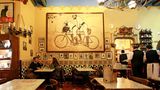 Els Quatre Gats, Barcelona  Quatre Gats lässt sich mit "Die vier Katzen" übersetzen, eine Anspielung auf das Künstlercafé "Le Chat Noir" in Paris, in dem der Gründer Pere Romeu zuvor gearbeitet hatte. Zu Beginn des 20. Jahrhunderts war das Café und Kabarett bekannt für seine Gäste, unter anderem Picasso, der hier seine erste Einzelausstellung realisierte. Gegründet wurde es 1897 im Erdgeschoss der Casa Martí, einem bekannten Jugendstilgebäude im Zentrum Barcelonas.   Das Café organisierte zur damaligen Zeit Ausstellungen und andere Kunstveranstaltungen und war Ort der Begegnung vieler Vertreter des katalanischen Modernismus. 1903 wurde das Lokal geschlossen, da Pere Romeu zu oft Nachsicht mit seinen zahlungsunfähigen Gästen hatte. Nach einer Restaurierung wurde das Café jedoch 1978 wieder eröffnet.