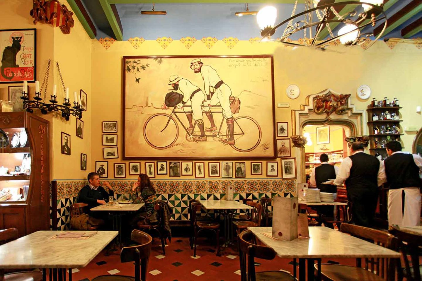 Von Helsinki bis Neapel: Els Quatre Gats, Barcelona Quatre Gats lässt sich mit "Die vier Katzen" übersetzen, eine Anspielung auf das Künstlercafé "Le Chat Noir" in Paris, in dem der Gründer Pere Romeu zuvor gearbeitet hatte. Zu Beginn des 20. Jahrhunderts war das Café und Kabarett bekannt für seine Gäste, unter anderem Picasso, der hier seine erste Einzelausstellung realisierte. Gegründet wurde es 1897 im Erdgeschoss der Casa Martí, einem bekannten Jugendstilgebäude im Zentrum Barcelonas. Das Café organisierte zur damaligen Zeit Ausstellungen und andere Kunstveranstaltungen und war Ort der Begegnung vieler Vertreter des katalanischen Modernismus. 1903 wurde das Lokal geschlossen, da Pere Romeu zu oft Nachsicht mit seinen zahlungsunfähigen Gästen hatte. Nach einer Restaurierung wurde das Café jedoch 1978 wieder eröffnet. Els Quatre Gats, Barcelona Quatre Gats lässt sich mit "Die vier Katzen" übersetzen, eine Anspielung auf das Künstlercafé "Le Chat Noir" in Paris, in dem der Gründer Pere Romeu zuvor gearbeitet hatte. Zu Beginn des 20. Jahrhunderts war das Café und Kabarett bekannt für seine Gäste, unter anderem Picasso, der hier seine erste Einzelausstellung realisierte. Gegründet wurde es 1897 im Erdgeschoss der Casa Martí, einem bekannten Jugendstilgebäude im Zentrum Barcelonas. Das Café organisierte zur damaligen Zeit Ausstellungen und andere Kunstveranstaltungen und war Ort der Begegnung vieler Vertreter des katalanischen Modernismus. 1903 wurde das Lokal geschlossen, da Pere Romeu zu oft Nachsicht mit seinen zahlungsunfähigen Gästen hatte. Nach einer Restaurierung wurde das Café jedoch 1978 wieder eröffnet.