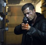 "Willkommen in Hamburg", "Tatort"-Folge: 865, Jahr: 2013  Von wegen "Willkommen in Hamburg"! Was ging für ein Raunen durch Deutschland, als ausgerechnet "Mister Keinohrhasen" Til Schweiger zum "Tatort"-Kommissar ernannt wurde. Nick Tschiller ist die typische Schweiger-Rolle: Lone Wolf mit Tochter. Harte Schale, weicher Kern. Die erste Folge verlief erwartungsgemäß rasant und actionreich. Die Kritiker nörgelten über die Schweiger-Selbstbeweihräucherung, das Publikum fand's geil.