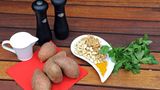 Der Süßkartoffelauflauf ist die perfekte Alternative zum Kartoffelsalat. Sie brauchen dafür nur:   4 - 5 große Süßkartoffeln 200 Gramm Cashew-Nüsse 200 Gramm Walnüsse Ein Bund frische Petersilie etwa 500 ml Schlagsahne Salz, Pfeffer - beides am besten aus der Mühle Kurkuma (auch als Gelber Ingwer oder Safranwurz bekannt)