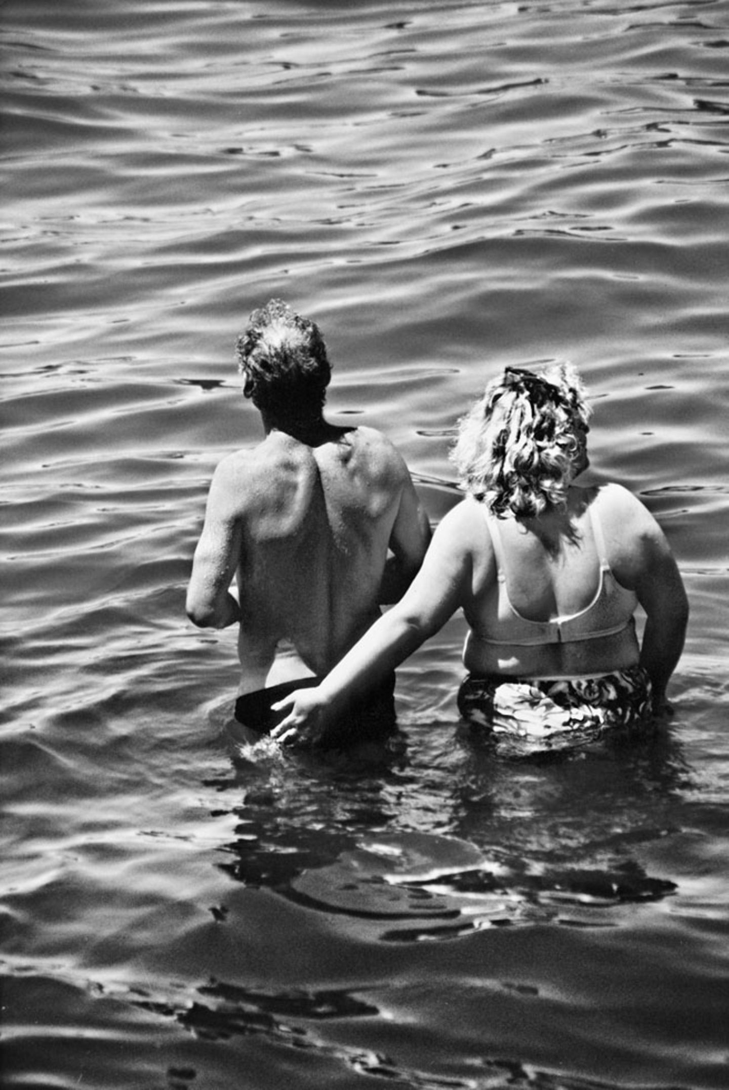 Grapscher sind nicht immer männlich. In diesem Fall kann die Frau nicht von dem Po ihres Nebenmannes lassen. Das Foto entstand 1997 in Amagansett, New York.