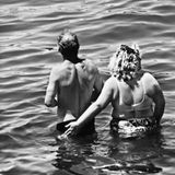 Grapscher sind nicht immer männlich. In diesem Fall kann die Frau nicht von dem Po ihres Nebenmannes lassen. Das Foto entstand 1997 in Amagansett, New York.