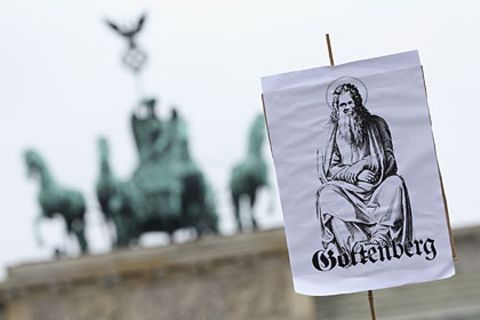 Pro-Guttenberg-Demos: "Du hast die Haare schön"