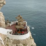 Coolster Platz Menorca: In der Höhlendisco Cova d’en Xoroi geht nachts der Mojito ab.