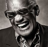 1985 lichtete Norman Seeff den amerikanischen Soul-Musiker Ray Charles ab. In edlem Schwarz-Weiß wirkt der damals 55-Jährige wie ein weiser alter Mann. Das Bild wurde für das Cover des 2004 erschienenen Albums "Genius Loves Company" verwendet.  "The Look of Sound" zeigt mehr als 160 von Seeffs Fotografien, darunter viele originale Vintage Prints, dazu Entwürfe, Collagen und Plattencover. Die Ausstellung ist noch bis zum 1. März im Zephyr - Raum für Fotografie in Mannheim zu sehen.