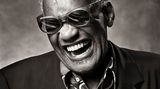 1985 lichtete Norman Seeff den amerikanischen Soul-Musiker Ray Charles ab. In edlem Schwarz-Weiß wirkt der damals 55-Jährige wie ein weiser alter Mann. Das Bild wurde für das Cover des 2004 erschienenen Albums "Genius Loves Company" verwendet.  "The Look of Sound" zeigt mehr als 160 von Seeffs Fotografien, darunter viele originale Vintage Prints, dazu Entwürfe, Collagen und Plattencover. Die Ausstellung ist noch bis zum 1. März im Zephyr - Raum für Fotografie in Mannheim zu sehen.