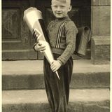Uli Jörges, Mitglied der Chefredaktion, 1957  Abterode hieß das Kaff, in der Nähe von Eschwege, nahe der Zonengrenze. Dort waren wir gelandet, nachdem meine Eltern die DDR verlassen hatten. Wir waren sauarm, wohnten bei einem Ziegenzüchter zur Untermiete und an den Schlachttagen bettelte ich mit den Kindern anderer armer Leute bei den Bauern. Noch ärmer als wir waren die Kohns, elf Kinder. Die nannten wir die Köhnchen und eines dieser Köhnchen war meine Freundin. Bei der Einschulung war ihre Zuckertüte leer. Das hat mir so leid getan, dass ich immer, wenn ich einen Brief zur Post bringen musste, das Geld für die Briefmarke in Süßigkeiten für das Köhnchen und mich angelegt habe. Den Brief warf ich ohne Marke in den Kasten –bis der Postmann bei meinen Eltern klingelte und ich ordentlich den Arsch versohlt bekam.