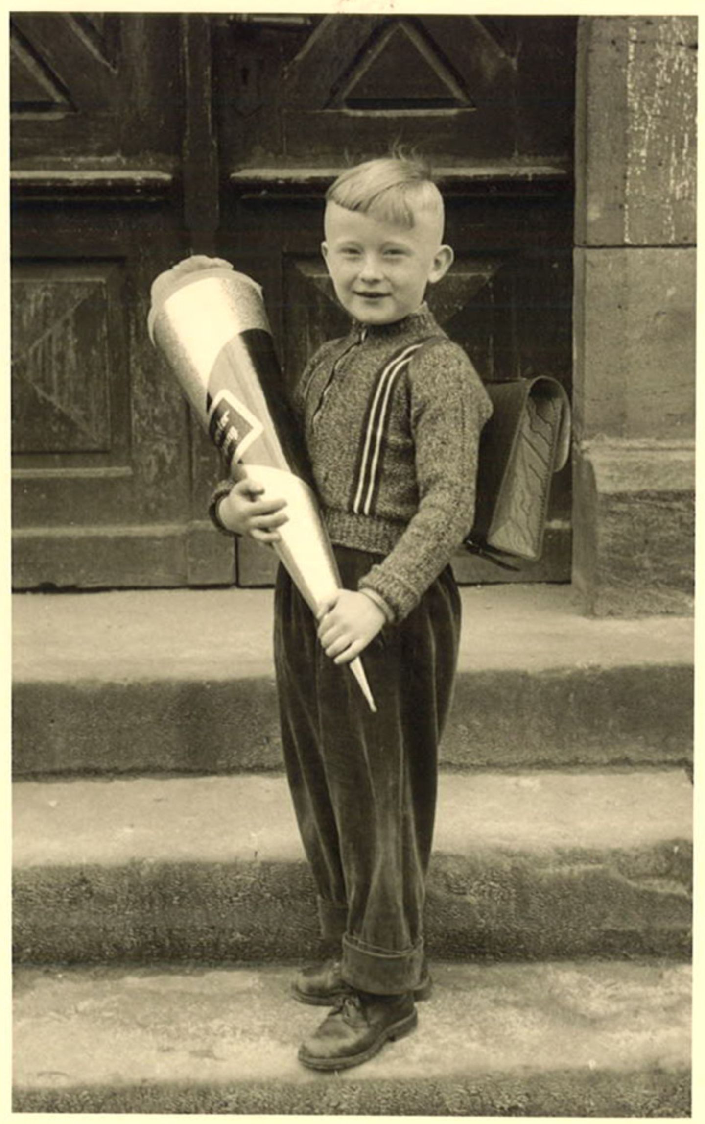 Einschulung durch die Jahrzehnte: Uli Jörges, Mitglied der Chefredaktion, 1957 Abterode hieß das Kaff, in der Nähe von Eschwege, nahe der Zonengrenze. Dort waren wir gelandet, nachdem meine Eltern die DDR verlassen hatten. Wir waren sauarm, wohnten bei einem Ziegenzüchter zur Untermiete und an den Schlachttagen bettelte ich mit den Kindern anderer armer Leute bei den Bauern. Noch ärmer als wir waren die Kohns, elf Kinder. Die nannten wir die Köhnchen und eines dieser Köhnchen war meine Freundin. Bei der Einschulung war ihre Zuckertüte leer. Das hat mir so leid getan, dass ich immer, wenn ich einen Brief zur Post bringen musste, das Geld für die Briefmarke in Süßigkeiten für das Köhnchen und mich angelegt habe. Den Brief warf ich ohne Marke in den Kasten –bis der Postmann bei meinen Eltern klingelte und ich ordentlich den Arsch versohlt bekam. Uli Jörges, Mitglied der Chefredaktion, 1957 Abterode hieß das Kaff, in der Nähe von Eschwege, nahe der Zonengrenze. Dort waren wir gelandet, nachdem meine Eltern die DDR verlassen hatten. Wir waren sauarm, wohnten bei einem Ziegenzüchter zur Untermiete und an den Schlachttagen bettelte ich mit den Kindern anderer armer Leute bei den Bauern. Noch ärmer als wir waren die Kohns, elf Kinder. Die nannten wir die Köhnchen und eines dieser Köhnchen war meine Freundin. Bei der Einschulung war ihre Zuckertüte leer. Das hat mir so leid getan, dass ich immer, wenn ich einen Brief zur Post bringen musste, das Geld für die Briefmarke in Süßigkeiten für das Köhnchen und mich angelegt habe. Den Brief warf ich ohne Marke in den Kasten –bis der Postmann bei meinen Eltern klingelte und ich ordentlich den Arsch versohlt bekam.