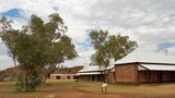In der alten Telegrafenstation, der Keimzelle der Stadt, liefen einst alle Drähte zusammen - heute ist sie ein Freilichtmuseum. Das Wasserloch im Outback benannte Charles Todd nach seiner Frau Alice. Der Brite war für den Bau der ersten Überland-Telegrafenleitung von Adelaide nach Darwin verantwortlich, die 1872 vollendet wurde - nur zehn Jahre nach der ersten Nord-Süd-Durchquerung Australiens durch John McDouall Stuart.