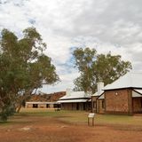 In der alten Telegrafenstation, der Keimzelle der Stadt, liefen einst alle Drähte zusammen - heute ist sie ein Freilichtmuseum. Das Wasserloch im Outback benannte Charles Todd nach seiner Frau Alice. Der Brite war für den Bau der ersten Überland-Telegrafenleitung von Adelaide nach Darwin verantwortlich, die 1872 vollendet wurde - nur zehn Jahre nach der ersten Nord-Süd-Durchquerung Australiens durch John McDouall Stuart.