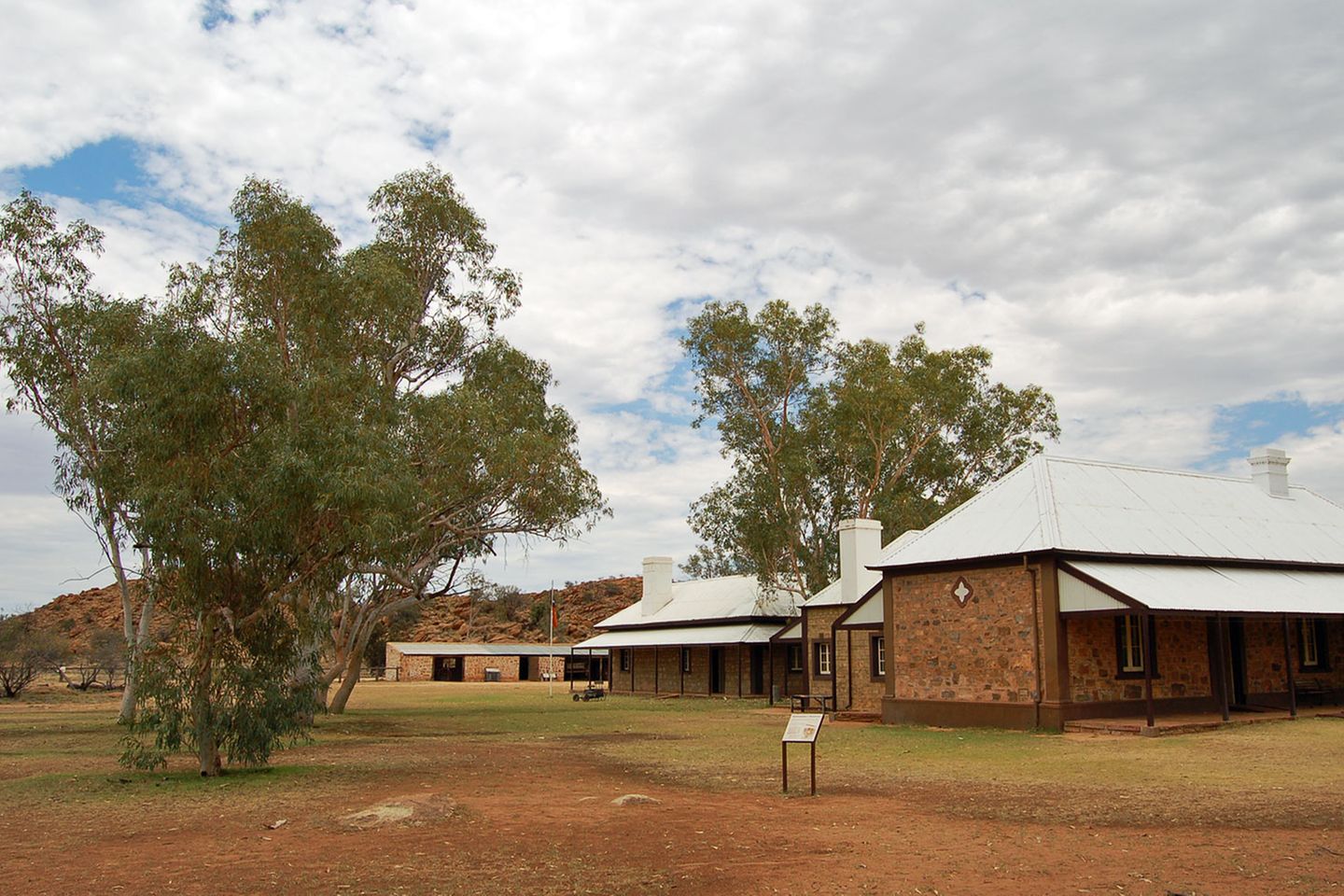 In der alten Telegrafenstation, der Keimzelle der Stadt, liefen einst alle Drähte zusammen - heute ist sie ein Freilichtmuseum. Das Wasserloch im Outback benannte Charles Todd nach seiner Frau Alice. Der Brite war für den Bau der ersten Überland-Telegrafenleitung von Adelaide nach Darwin verantwortlich, die 1872 vollendet wurde - nur zehn Jahre nach der ersten Nord-Süd-Durchquerung Australiens durch John McDouall Stuart.