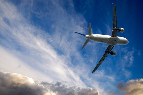 Piloten, Flugbegleiter und Vielflieger sind einer neuen Studien-Analyse zufolge einem erhöhten Hautkrebs-Risiko ausgesetzt.