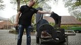 Es ist Zeit, den Deckel der Firebox und den der Garkammer zu schließen. Michael Suhr bringt den Smoker auf Betriebstemperatur. Er sollte eine Grundhitze von rund 100 Grad Celsius halten. Auch das Abzugsrohr muss warm werden, ansonsten setzt der Kaminzugeffekt nicht ein. Der Sog zieht fortwährend die heiße Luft aus der Firebox in die Garkammer und dann nach außen ab.