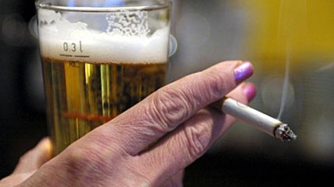 Beim Alkoholkonsum liegt Deutschland in der Spitzengruppe, geraucht wird weniger