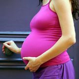 Der dicke Bauch kann Kreuzschmerzen verursachen. Dann verspannt sich die Muskulatur. Und prompt verschlimmern sich die Schmerzen. Dagegen hilft spezielle Gymnastik für Schwangere. Zum Beispiel: Krabbeln Sie auf Händen und Füßen durchs Zimmer, machen Sie zwischendurch einen Buckel.