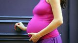 Der dicke Bauch kann Kreuzschmerzen verursachen. Dann verspannt sich die Muskulatur. Und prompt verschlimmern sich die Schmerzen. Dagegen hilft spezielle Gymnastik für Schwangere. Zum Beispiel: Krabbeln Sie auf Händen und Füßen durchs Zimmer, machen Sie zwischendurch einen Buckel.