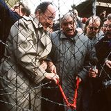 Sicher ist sicher: Obwohl der eiserne Vorhang schon im Sommer 1989 zu fallen begann (in Ungarn), durchschneidet Genscher hier mit seinem tschechislowakischen Kollegen im Dezember des Jahres den Stacheldraht zur Grenze nach Bayern.