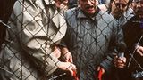 Sicher ist sicher: Obwohl der eiserne Vorhang schon im Sommer 1989 zu fallen begann (in Ungarn), durchschneidet Genscher hier mit seinem tschechislowakischen Kollegen im Dezember des Jahres den Stacheldraht zur Grenze nach Bayern.