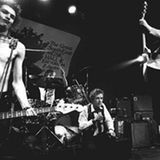 "The Queen is dead": Mit Rotzigkeiten dieser Art provozierten Punk-Bands wie die Sex Pistols (Sid Vivious, Paul Cook, Johnny Rotten und Steve Jones, v.l.) das Establishment. Die Punk-Rebellion richtete sich auch gegen die Rock-Superstars, die eine lebendige Musikbewegung in eine Milliarden-Industrie verwandelt hatten