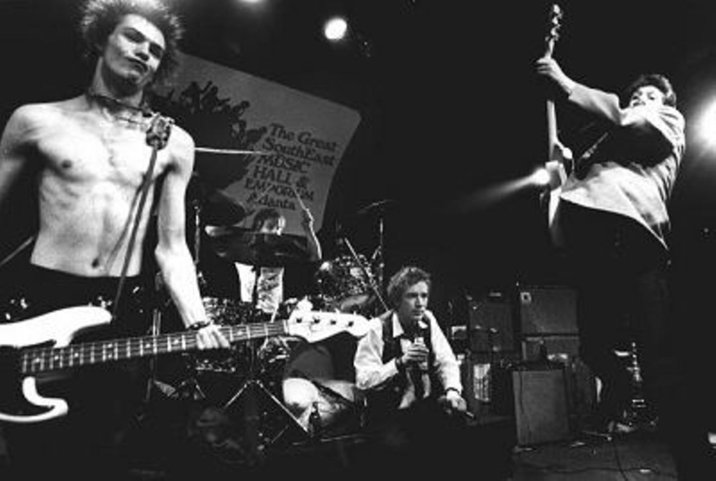 "The Queen is dead": Mit Rotzigkeiten dieser Art provozierten Punk-Bands wie die Sex Pistols (Sid Vivious, Paul Cook, Johnny Rotten und Steve Jones, v.l.) das Establishment. Die Punk-Rebellion richtete sich auch gegen die Rock-Superstars, die eine lebendige Musikbewegung in eine Milliarden-Industrie verwandelt hatten