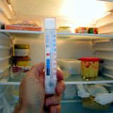 Kühlschrank    Kühl- und Gefriergeräte sind in einem durchschnittlichen Haushalt an etwa einem Fünftel des gesamten Stromverbrauchs "schuld". Dabei hängt ihr Energieverbrauch ganz wesentlich davon ab, wie viel Wärme ins Geräteinnere gelangt - und dann unter hohem Energieaufwand wieder daraus entfernt werden muss, um das Gerät auf die gewünschte Temperatur zu kühlen.     Deshalb sollten diese Geräte auch möglichst in ungeheizten Räumen (wie dem Keller) aufgestellt werden. Auf keinen Fall sollte der Kühlschrank neben Herd und Backofen stehen.     Keine heiße Suppe in den Kühlschrank, keine warmer Braten ins Gefriergerät: Lebensmittel immer erst auskühlen lassen. Je übersichtlicher der Inhalt, desto kürzer die Suche - und desto kürzer bleibt die Gerätetür offen