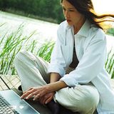 Beim Tragen von T-Shirts sollte der dazu passende, leichte Sommerblazer nicht vergessen werden. Bei Röcken sollte Frau darauf achten, dass diese eine Handbreit unter dem Knie enden. Denn auch hier gilt: der Mini bleibt den Teenagern vorbehalten