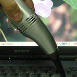 Die Putzfrau war auch nicht das Gelbe vom Ei, hatte selbiges allerdings auf dem Couchtisch zurückgelassen. Kein Problem, das Frau Müller-Wachtendonk nicht mit ihrem USB-Staubsauger lösen könnte, der ihr sogar schon bei Nasennebenhöhlenvereiterungen gute Dienste geleistet hatte.  Preis: 7,99 EUR