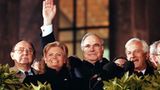Vollendung eines Lebenswerkes: Am 3. Oktober 1990 ist Deutschland wiedervereinigt. Zusammen mit Kanzler Kohl, seiner Frau Hannelore und Bundespräsident Richard von Weizsäcker lässt sich Genscher auf dem Balkon des Reichstags feiern.