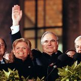Vollendung eines Lebenswerkes: Am 3. Oktober 1990 ist Deutschland wiedervereinigt. Zusammen mit Kanzler Kohl, seiner Frau Hannelore und Bundespräsident Richard von Weizsäcker lässt sich Genscher auf dem Balkon des Reichstags feiern.