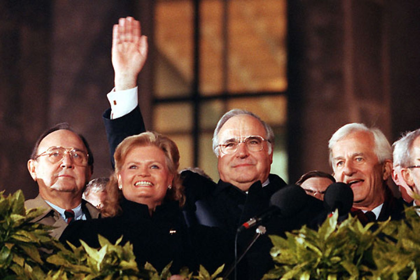 Vollendung eines Lebenswerkes: Am 3. Oktober 1990 ist Deutschland wiedervereinigt. Zusammen mit Kanzler Kohl, seiner Frau Hannelore und Bundespräsident Richard von Weizsäcker lässt sich Genscher auf dem Balkon des Reichstags feiern.