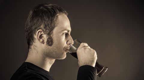 Sind Männer depressiv, greifen sie häufig zum Alkohol