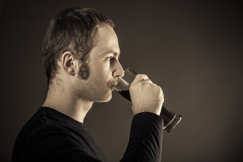 Sind Männer depressiv, greifen sie häufig zum Alkohol