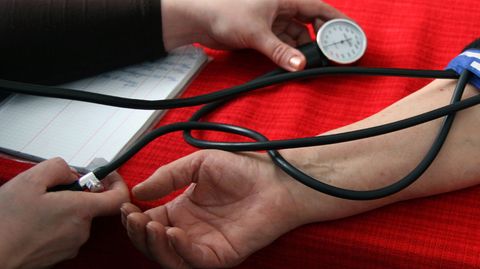 Der Arzt wird auch Ihren Blutdruck prüfen, um festzustellen, an was Sie leiden