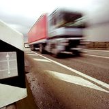 "Damit man im Gegenverkehr nicht abgelenkt ist. Viele Menschen lesen reflexartig alles, was ihnen entgegenkommt. Die schwierigsten Vornamen, die einem passieren können, gehen in Richtung 'Maximilian' oder 'Alexander' - immer noch mit einem Blick zu lesen. Wenn man aber den Nachnamen dazupackt (zum Beispiel 'Grzegorczyk' oder 'von und zu Reuneringenheude'), dann geht die Verwirrung weit genug, dass man von der Gegenfahrbahn in die Leitplanke knallt", schreibt Peter aus Dortmund