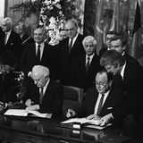 Historischer Moment: Genscher und der sowjetische Außenminister Eduard Schewardnadse (2. von links) unterzeichen den deutsch-sowjetischen Friedensvertrag. Im Hintergrund: der damalige sowjetische Staatschef Michail Gorbatschow (links) und Helmut Kohl.