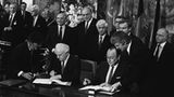 Historischer Moment: Genscher und der sowjetische Außenminister Eduard Schewardnadse (2. von links) unterzeichen den deutsch-sowjetischen Friedensvertrag. Im Hintergrund: der damalige sowjetische Staatschef Michail Gorbatschow (links) und Helmut Kohl.