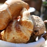 Karin aus Berlin hat eine andere Erklärung parat: "Fett ist das beste Transportmittel für den Geschmack." Bestes Beispiel sei das Butterhörnchen: "Besteht aus Butter und Luft und schmeckt immer zum Anbeißen gut"