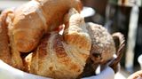Karin aus Berlin hat eine andere Erklärung parat: "Fett ist das beste Transportmittel für den Geschmack." Bestes Beispiel sei das Butterhörnchen: "Besteht aus Butter und Luft und schmeckt immer zum Anbeißen gut"