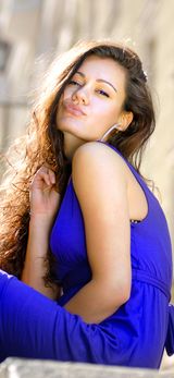 Männer fahren auf junge Frauen ab. Allerdings sollte die Frau schon sexuell reif sein: Studien haben gezeigt, dass er sie am attraktivsten findet, wenn sie zwischen 19 und 25 ist. Also dann, wenn ihre Fruchtbarkeit am höchsten ist