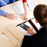 Mit dem Vertrauen in Finanzberater scheint es bei den Europäern nicht besonders weit her zu sein. Nur 38 Prozent gaben an, "sehr hohes" beziehungsweise "ziemlich hohes" Vertrauen in diese Berufsgruppe zu haben. Damit sind die Vermögensberater auf Platz 15 gelandet.